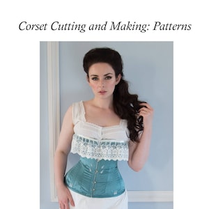 Puede incluir: Un corsé azul claro con ribete de encaje blanco y una camiseta blanca. El corsé es de una sola pieza y tiene una estructura de ballenas. La modelo lleva una falda blanca. Patrón: Helene - Corsé parisino de una pieza, 1905-1906. Corsé construido por Nikki Swift, Narrowed Vision Corsets. Modelo, maquillaje, peinado y fotografía: Alivya V Free.