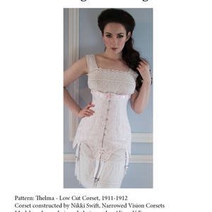 Puede incluir: Un cors&eacute; blanco con un patr&oacute;n floral y un escote bajo. El cors&eacute; lo lleva puesto una modelo con el pelo largo y oscuro. El texto "Pattern: Thelma - Low Cut Corset, 1911-1912" es visible en la parte inferior de la imagen. El texto "Corset constructed by Nikki Swift, Narrowed Vision Corsets" es visible debajo de la primera l&iacute;nea de texto. El texto "Model, make up, hair and photography: Alivya V Free" es visible debajo de la segunda l&iacute;nea de texto.
