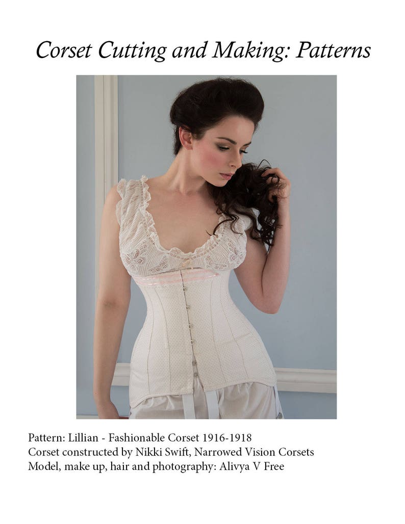 Puede incluir: Un cors&eacute; blanco con un top de encaje y ballenas. El cors&eacute; est&aacute; ajustado en la cintura y tiene un escote bajo. La modelo lleva el cors&eacute; con una falda blanca.