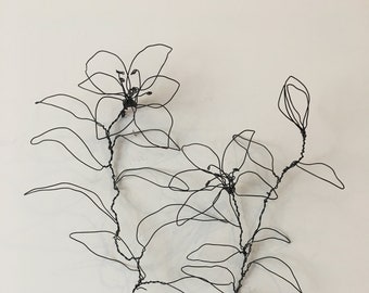 Decoración del hogar. Decoración de pared colgante, Wire art. Juego de 2 flores de alambre. Lirio. Flores de alambre con tallos y hojas. 100% hecho a mano. envío gratis. 3d.