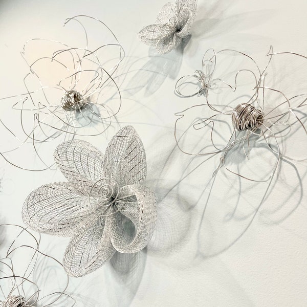 Decorazioni per la casa. Decorazioni murali. Decorazioni da parete. Arte in filo metallico. 3 fiori in filo metallico e 3 fiori in rete. Argento. Fatto a mano. Design d'interni unico. 3D.