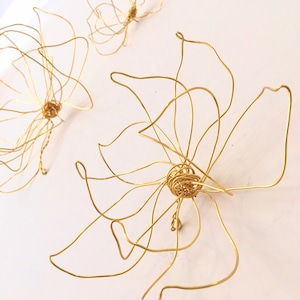 Decoración del hogar, Decoración de pared, Colgante de pared, Arte de alambre, Una flor, Oro, Idea única de diseño de interiores, Arte de pared, Decoración de dormitorio, 100% hecho a mano, 3D