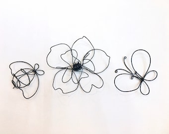 Decoración del hogar. Decoración de pared. Colgante de pared, Arte de alambre. Un conjunto de mariposa, abeja y flor. Idea única de diseño de interiores. 100% hecho a mano. 3d.