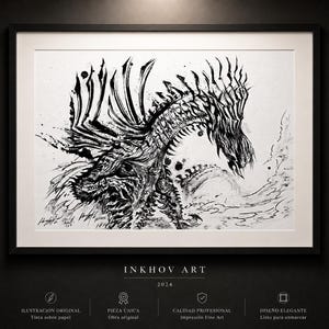 Può includere: Disegno a inchiostro nero e bianco di una creatura simile a un drago, incorniciato in una cornice nera. L'opera presenta dettagli intricati e pennellate dinamiche, con il testo "INKHOV ART 2024" in basso. Pronto per essere incorniciato.