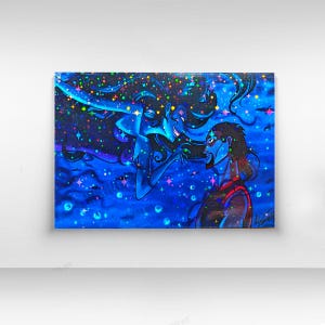 Peut inclure: Peinture vibrante sur le thème de la fantaisie, représentant deux personnages dans un environnement bleu étoilé. L'un des personnages a de longs cheveux flottants et tend la main vers l'autre, qui porte un haut rouge. L'œuvre est remplie d'étoiles et de bulles colorées.