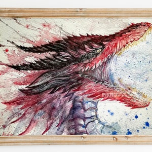 Può includere: Dipinto ad acquerello di una testa di drago con la bocca aperta, incorniciato in una cornice di legno chiaro. Il drago è raffigurato in tonalità di rosso, nero e viola, con uno sfondo bianco e blu. L'opera è firmata in basso a sinistra.