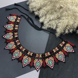 Handgjort pärlhalsband i Germany, ukrainskt boho choker, ukrainskt pärlhalsband, traditionellt Sylianka-halsband i svart, rött, vitt och guld