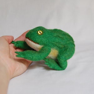 Needle felted toad  Wool toad Handmade toad sculpture Cute toad Frog ornament Green toad Reptile charm