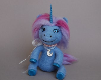 かわいいニードルフェルトのユニコーンぬいぐるみ、手作りのファンタジーポニー人形、ウォルドルフ教育にインスパイアされたソフトスカルプチャー、青いユニコーン、女の子へのギフト、魔法の装飾