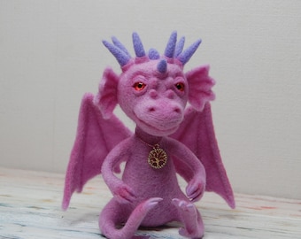 Escultura de dragón rosa en fieltro de aguja: Criatura fantástica del bosque