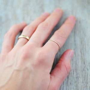 Roségold vergoldeter 18K Ring schlicht, gedrehtes Design, Seiloptik Bild 5