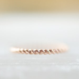 Roségold vergoldeter 18K Ring schlicht, gedrehtes Design, Seiloptik Bild 7