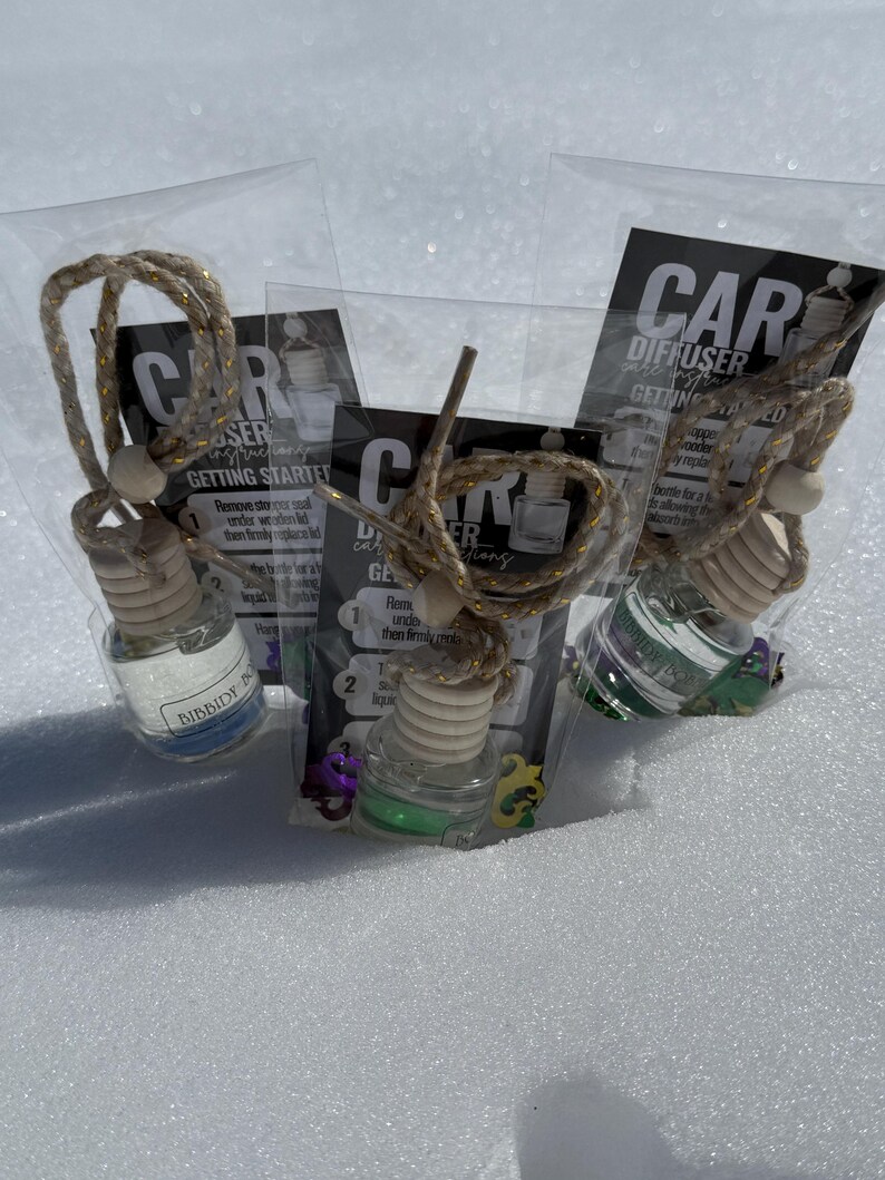 Puede incluir: Tres ambientadores de coche en botellas de vidrio transparente con cord&oacute;n dorado y cuentas de madera. Las botellas est&aacute;n etiquetadas con "BIBBIDE" y "CAR DIFFUSER GETTING STARTED".