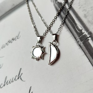 2er Set Zweiseitige Spiegel Kette Sonne und Mond Praktische Magie Spiegel Anhänger Paranormal Schutz Kette Himmlische Kette