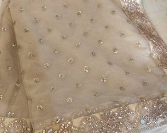 Sari in rete dorata con camicetta di velluto: abbigliamento da festa di stilisti indiani
