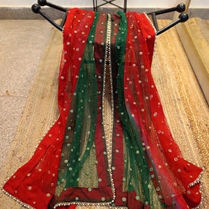 Scialle indiano di design in dupatta verde sfumato con colore rosso per lehenga