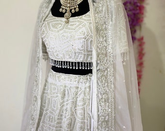 Lehenga blanca bordada: atuendo de boda indio personalizado