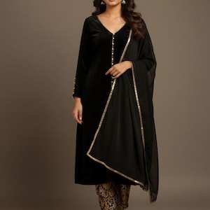 Traje Salwar Kameez de terciopelo negro con pantalones brocados, confeccionado a medida. imagen 1