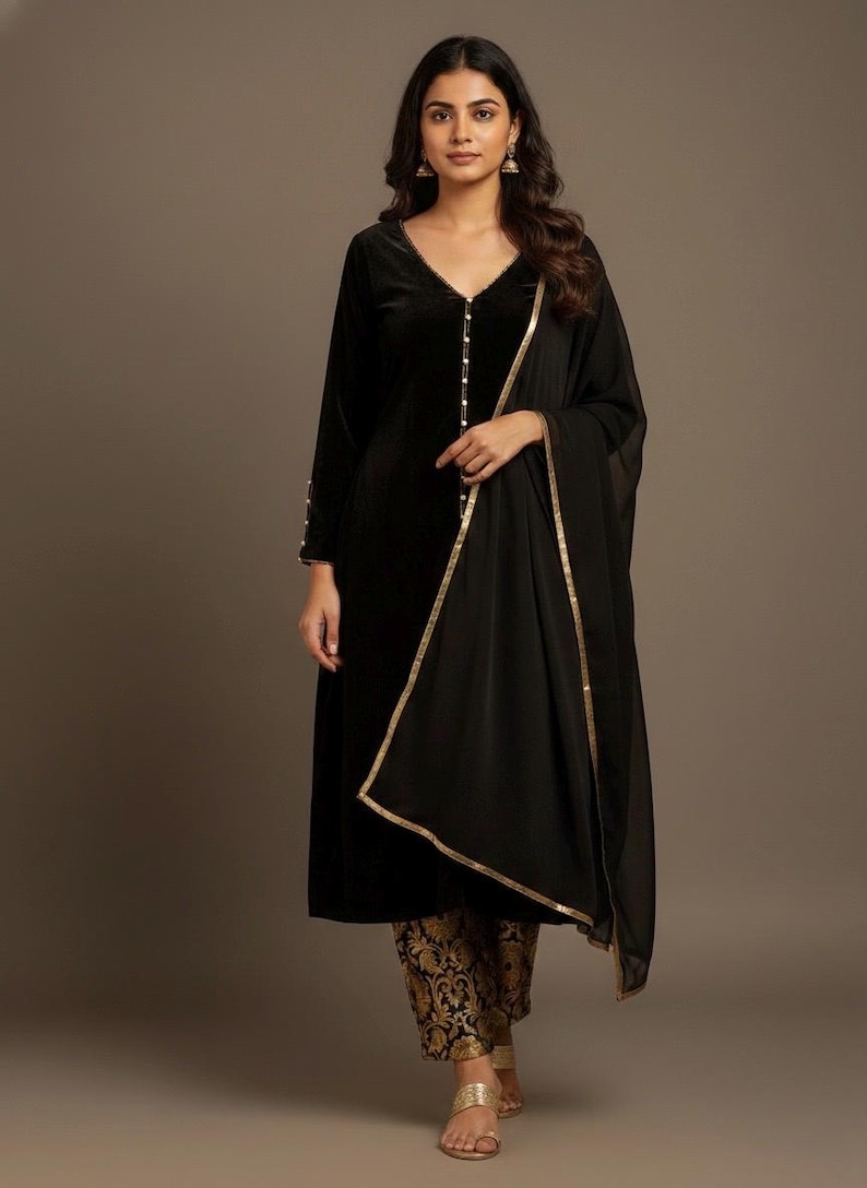 Traje Salwar Kameez de terciopelo negro con pantalones brocados, confeccionado a medida. imagen 1
