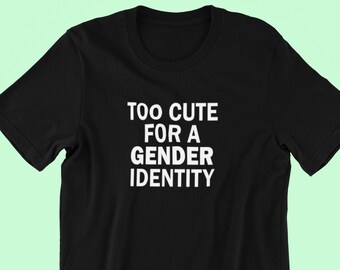 Puede incluir: Camiseta negra con texto blanco que dice "Demasiado lindo para una identidad de género."