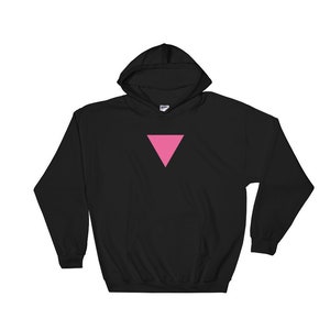 Puede incluir: Sudadera con capucha negra con un tri&aacute;ngulo rosa en la parte delantera.
