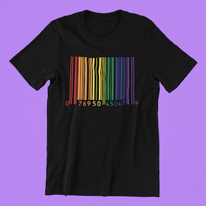 Puede incluir: Camiseta negra con un diseño de código de barras arcoíris y los números "0 769 50 45047 19" impresos debajo.