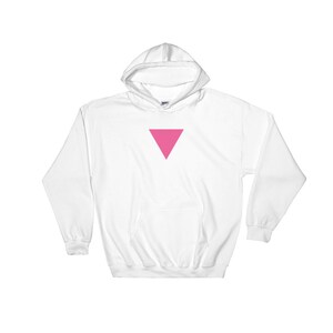Puede incluir: Sudadera con capucha blanca con un tri&aacute;ngulo rosa en la parte delantera.