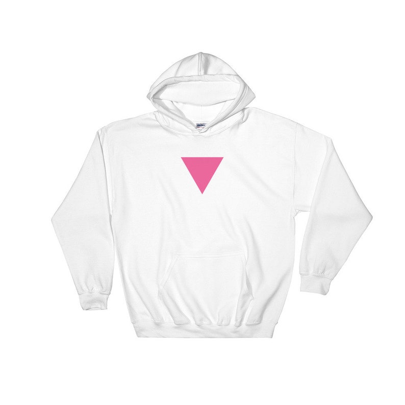 Puede incluir: Sudadera con capucha blanca con un tri&aacute;ngulo rosa en la parte delantera.