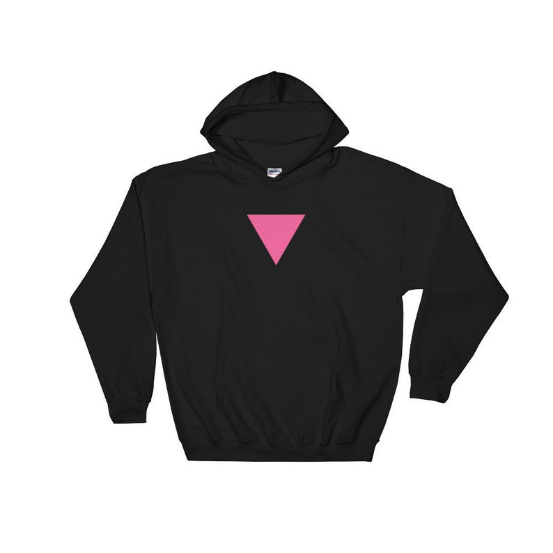 Puede incluir: Sudadera con capucha negra con un tri&aacute;ngulo rosa en la parte delantera.