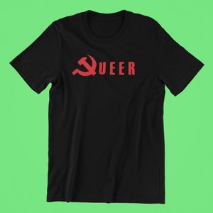 Może przedstawiać: Czarna koszulka z napisem "QUEER" w kolorze czerwonym, z symbolem czerwonego młota i sierpa. Koszulka ma krótkie rękawy i okrągły dekolt, na jednolitym zielonym tle.