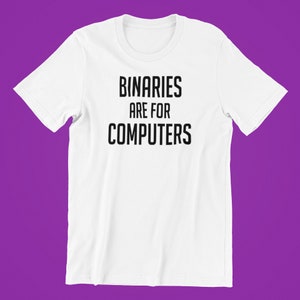 Puede incluir: Camiseta blanca con texto negro que dice "Binaries are for computers."