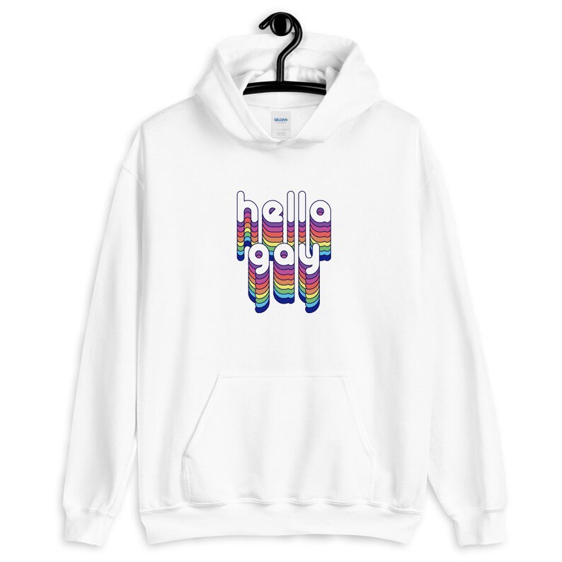 Op de afbeelding: Witte hoodie met een regenboogkleurige "hello gay" print op de voorkant.