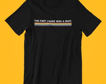 De eerste trots was een rel shirt, Queer Pride shirt, LGBT Rainbow shirt, Gay Pride shirt, LGBTQ shirt, Rainbow Pride shirt