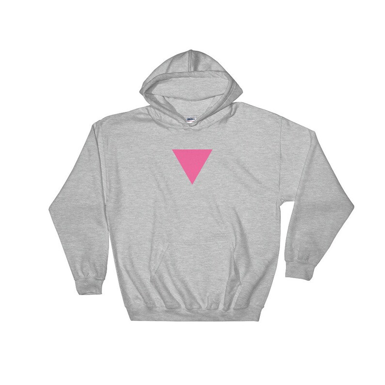 Puede incluir: Una sudadera con capucha gris con un tri&aacute;ngulo rosa en la parte delantera.