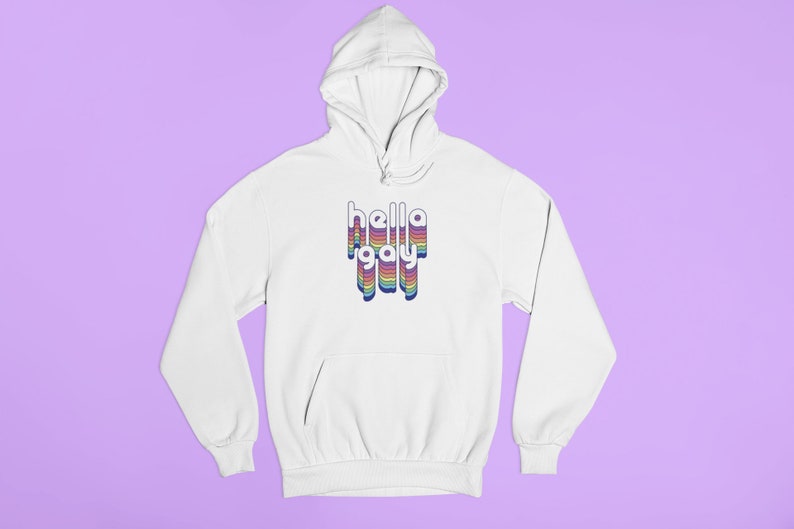Op de afbeelding: Witte hoodie met een regenboogkleurige "hello gay" afbeelding op de voorkant.