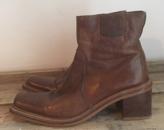 1980er Jahre Deadstock einzigartige Vintage Disco Stiefel blau rot Leder & Wildleder zwei Töne hoch Heeled Riding Boots Boho Luxus Paris Label US 6.5 1980er Jahre Deadstock einzigartige Vintage Disco Stiefel blau rot Leder & Wildleder zwei Töne hoch Heeled Riding Boots Boho Luxus Paris Label US 6.5