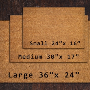 Op de afbeelding: Drie bruine kokosmatten in verschillende maten. De matten zijn gelabeld "Small 24"x 16"", "Medium 30"x 17"" en "Large 36"x 24"".