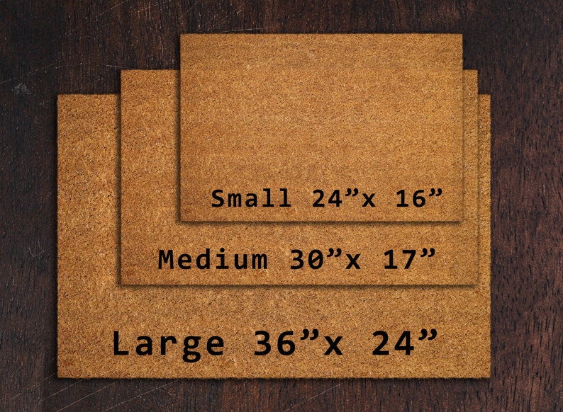 Op de afbeelding: Drie bruine kokosmatten in verschillende maten. De matten zijn gelabeld "Small 24"x 16"", "Medium 30"x 17"" en "Large 36"x 24"".