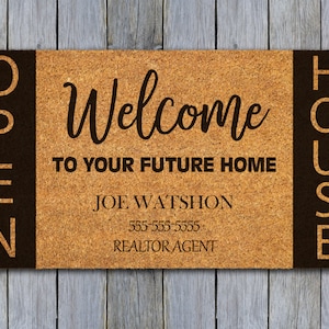 Op de afbeelding: Een bruine kokosvezel deurmat met de tekst "Open" en "House" aan de zijkanten. Het midden van de mat leest "Welcome to your future home" met de naam "Joe Watson" en het telefoonnummer "555-555-5555" eronder. De tekst "Realtor Agent" staat onderaan.