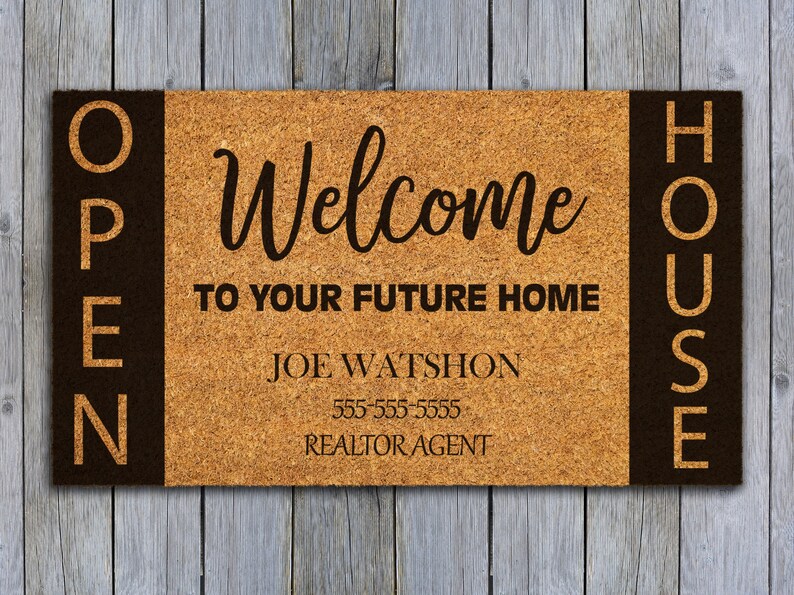 Op de afbeelding: Een bruine kokosvezel deurmat met de tekst "Open" en "House" aan de zijkanten. Het midden van de mat leest "Welcome to your future home" met de naam "Joe Watson" en het telefoonnummer "555-555-5555" eronder. De tekst "Realtor Agent" staat onderaan.