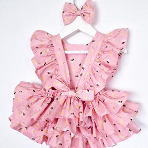 Tenue rose sur le thème des abeilles pour le premier anniversaire, 1er jour des abeilles, tenue de gâteau cassé, une abeille, robe de baby shower, barboteuse à volants faite main, 2e jour des abeilles