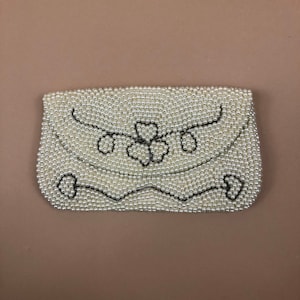 ヴィンテージ パールホワイト ビーズ クラッチ ハンドバッグ (グレーのアクセント付き)