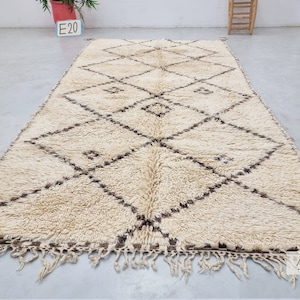 BENI OURAIN Vintage RUG 6x11, Moroccan Cream & Black Diamond Rug, Hand Knotted Sheep Wool Rug, Old Bohemian Area Rug, Moroccan Style - Afrikesh Rug - One Side  Fringes.
Pile Height: 3 cm -1.18 inches.