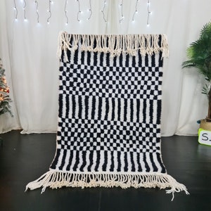 Marockansk handgjord matta, svartvit Beni Ourain-matta, tribal rutig matta, berberullmatta, tapis berbere, teppisk marockansk matta bild 1