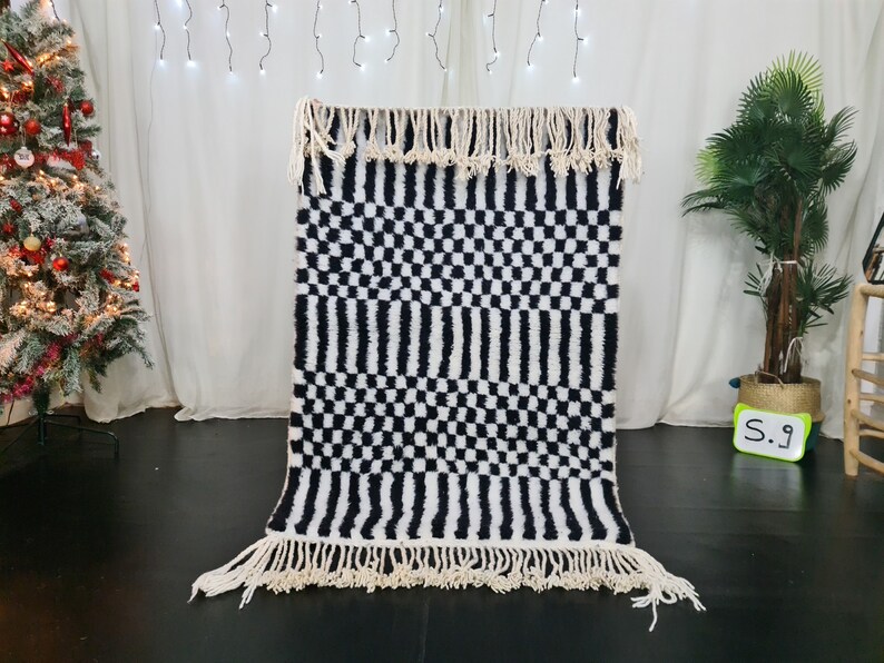 Marockansk handgjord matta, svartvit Beni Ourain-matta, tribal rutig matta, berberullmatta, tapis berbere, teppisk marockansk matta bild 1
