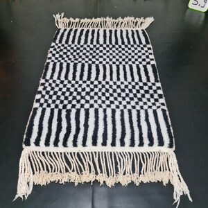 Marockansk handgjord matta, svartvit Beni Ourain-matta, tribal rutig matta, berberullmatta, tapis berbere, teppisk marockansk matta bild 10