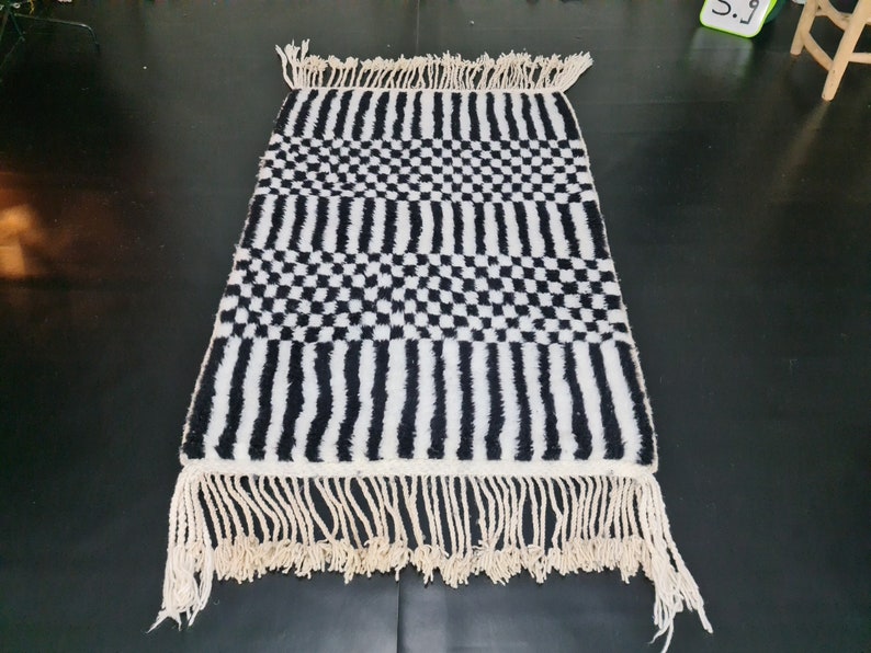 Marockansk handgjord matta, svartvit Beni Ourain-matta, tribal rutig matta, berberullmatta, tapis berbere, teppisk marockansk matta bild 10