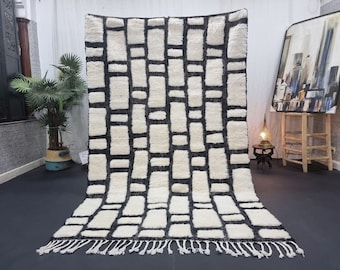 BEAUTIFUL BENIOURAIN RUG, Moroccan Rug , Black And White Rug, Wool Rug, Tufted Rug, Checkered Rug, Berber Rug, Handwoven Rug, Area Rug.