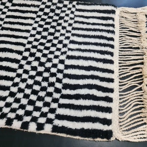 Marockansk handgjord matta, svartvit Beni Ourain-matta, tribal rutig matta, berberullmatta, tapis berbere, teppisk marockansk matta bild 5