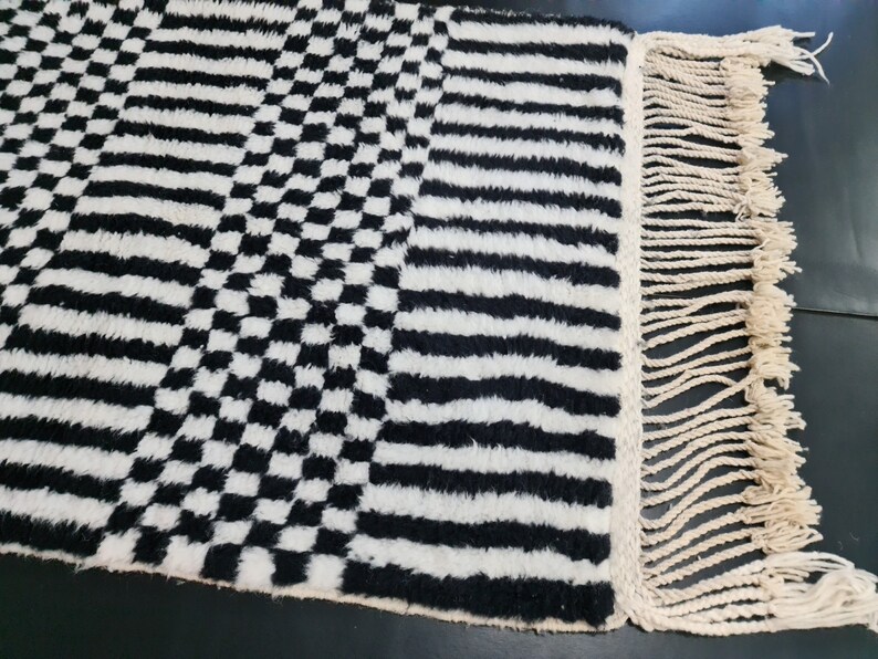 Marockansk handgjord matta, svartvit Beni Ourain-matta, tribal rutig matta, berberullmatta, tapis berbere, teppisk marockansk matta bild 5